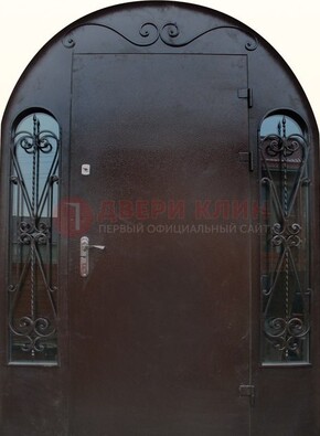 Арочная дверь со стеклом и ковкой ДА-16 под старину в Рузе