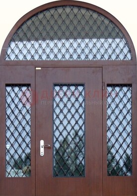 Крепкая стальная арочная дверь со стеклом и ковкой ДА-21 в Рузе