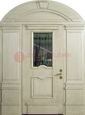 Белая входная дверь массив со стеклом и ковкой ДА-49 в Рузе