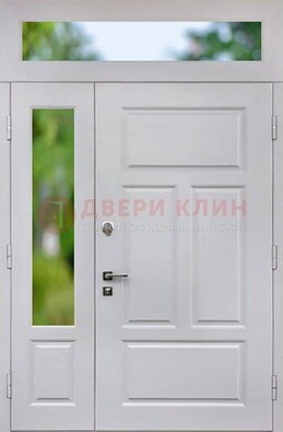 Белая полуторная железная дверь со стеклом и фрамугами ДФГ-10 в Рузе