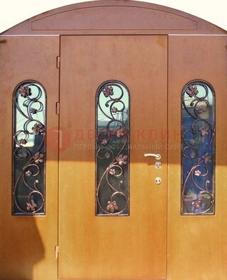 Парадная дверь со стеклянными вставками и ковкой ДПР-28 в общественное здание в Рузе
