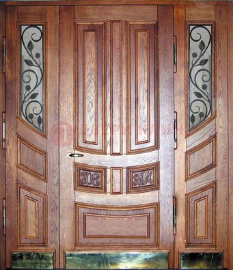 Парадная дверь со стеклом и ковкой ДПР-35 для загородного дома в Рузе