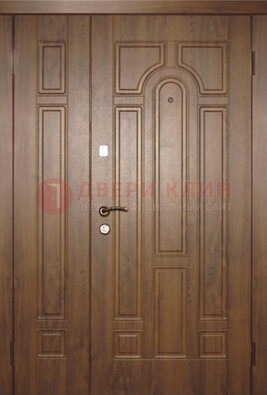 Двухстворчатая коричневая парадная дверь ДПР-48 в Рузе