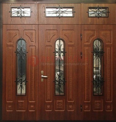 Парадная дверь с металлическими вставками и ковкой ДПР-72 в дом в Рузе