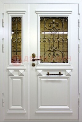 Белая парадная металлическая дверь со стеклом и ковкой ДПР-83 в Рузе