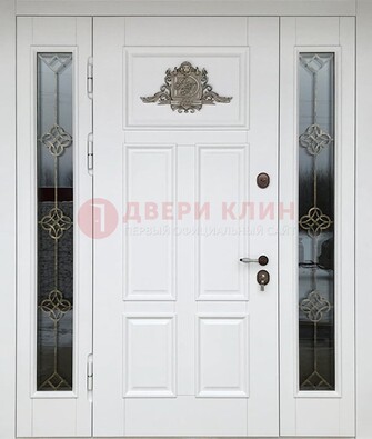 Белая входная парадная дверь со стеклом и ковкой ДПР-92 в Рузе