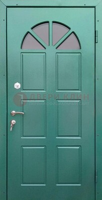 Зеленая стальная дверь со стеклом для дома ДС-28 в Рузе