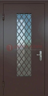 Темная металлическая дверь с решеткой и стеклом ДС-7 в Рузе