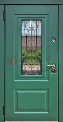 Зеленая металлическая дверь со стеклом и ковкой ДСК-113 в Рузе