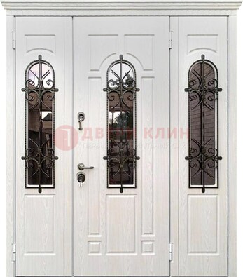 Белая распашная стальная дверь со стеклом и ковкой ДСК-125 в Рузе