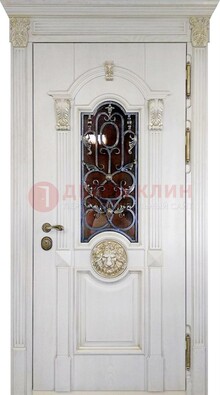 Белая железная дверь со стеклом и ковкой для кирпичного дома ДСК-155 в Рузе