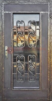 Коричневая наружная дверь порошок со стеклом и ковкой ДСК-160 в Рузе
