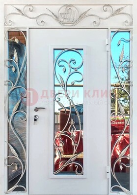 Белая входная дверь порошок со стеклом и ковкой ДСК-165 в Рузе