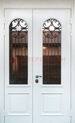 Белая стальная дверь стекло с ковкой и филенкой ДСК-201 в Рузе