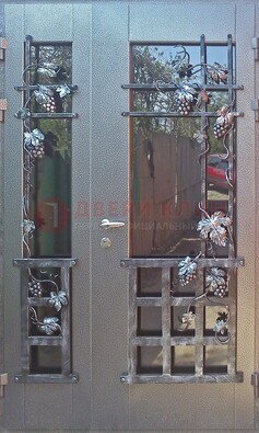 Распашная уличная дверь Порошок со стеклом и ковкой ДСК-221 в Рузе