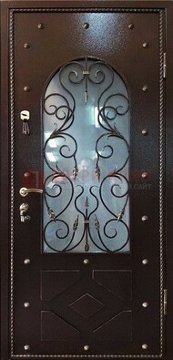 Влагостойкая дверь со стеклом и ковкой с декором ДСК-37 в Рузе