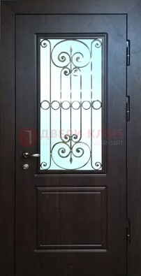 Железная дверь со стеклом и ковкой ДСК-65 для общественных зданий в Рузе