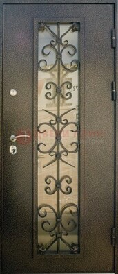 Входная дверь Дверь со стеклом и ковкой черного цвета ДСК-76 для веранды в Рузе