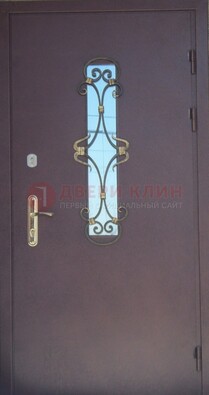Металлическая дверь со стеклом и ковкой ДСК-77 в панельный дом в Рузе