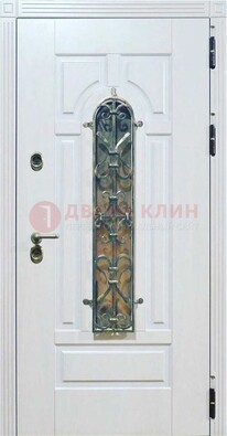 Белая остекленная металлическая дверь с ковкой ДСК-98 в Рузе