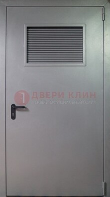 Серая железная техническая дверь с вентиляционной решеткой ДТ-12 в Рузе