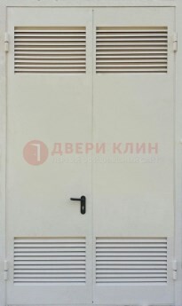 Белая металлическая техническая дверь с вентиляционной решеткой ДТ-6 в Рузе