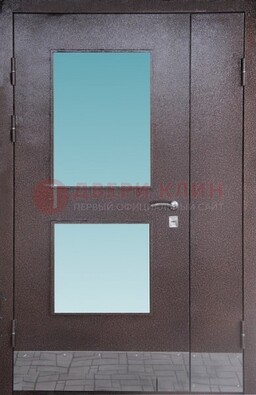 Коричневая тамбурная дверь со стеклянными вставками ДТМ-21 в Рузе