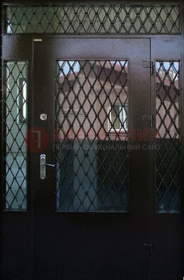 Коричневая тамбурная дверь со стеклянными вставками и ковкой ДТМ-32 в Рузе