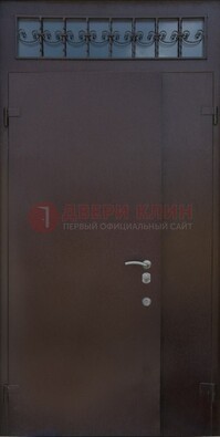 Коричневая тамбурная дверь со стеклянными вставками и ковкой ДТМ-39 в Рузе