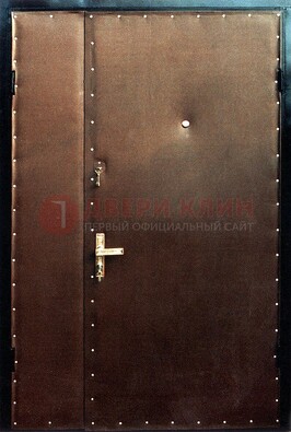 Коричневая тамбурная дверь с оформлением ДТМ-40 в Рузе
