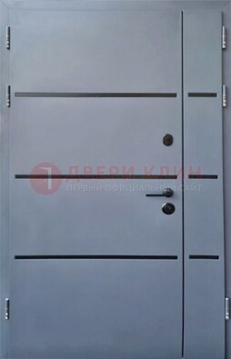 Серая металлическая тамбурная дверь с молдингами ДТМ-42 в Рузе
