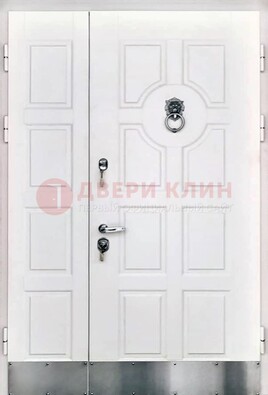 Белая входная дверь с виноритом ДВТ-246 в Рузе