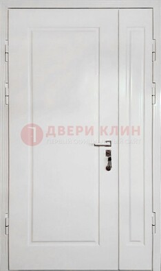 Полуторная металлическая дверь с МДФ в белом цвете ПЛ-24 в Рузе
