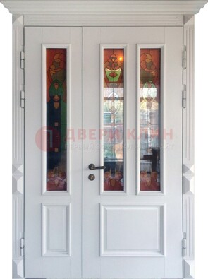 Белая полуторная металлическая дверь с витражом ВЖ-12 в Рузе