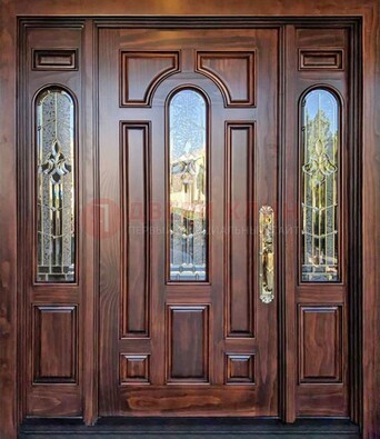 Железная классическая дверь с массивом дуба и витражом ВЖ-18 в Рузе
