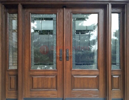 Распашная стальная дверь с массивом с витражом и фрамугами ВЖ-21 в Рузе